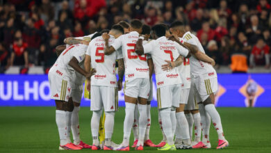 Inter entrega dois gols, perde para o Athletico e amplia crise no Brasileirão Jogadores do Inter