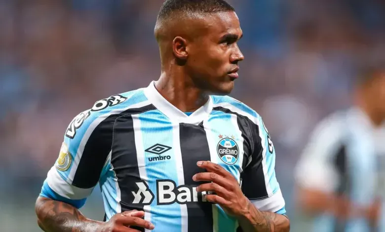 Ex-Grêmio, Douglas Costa deixa Chievo para jogar ao lado de Balotelli em Dubai Grêmio já teve Douglas Costa e Luan