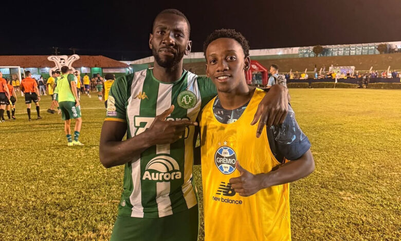 Bolasie tira foto ao lado de jogador do Grêmio após amistoso: "Vai se tornar estrela" Grêmio de Mec