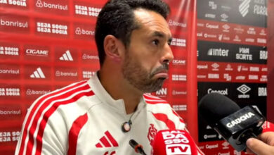 Ernst volta a perguntar, cita "invenção" e incomoda auxiliar do Inter: "Tem que respeitar" Conde Inter