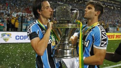 Geromel publica foto histórica e celebra os 10 anos de Kannemann no Grêmio Pedro Geromel e Kannemann no Grêmio, beijando a taça
