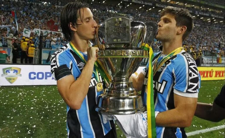Zona Mista - Notícias, mercado da bola e bastidores do futebol Pedro Geromel e Kannemann no Grêmio, beijando a taça