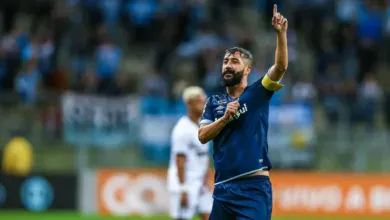 Douglas vê "bando" em campo e pede para Grêmio esquecer Copa do Brasil Douglas ex-Grêmio