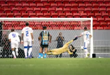 Gabriel Grando pode virar titular do Grêmio após dois pênaltis? A resposta de Luís Castro Grêmio