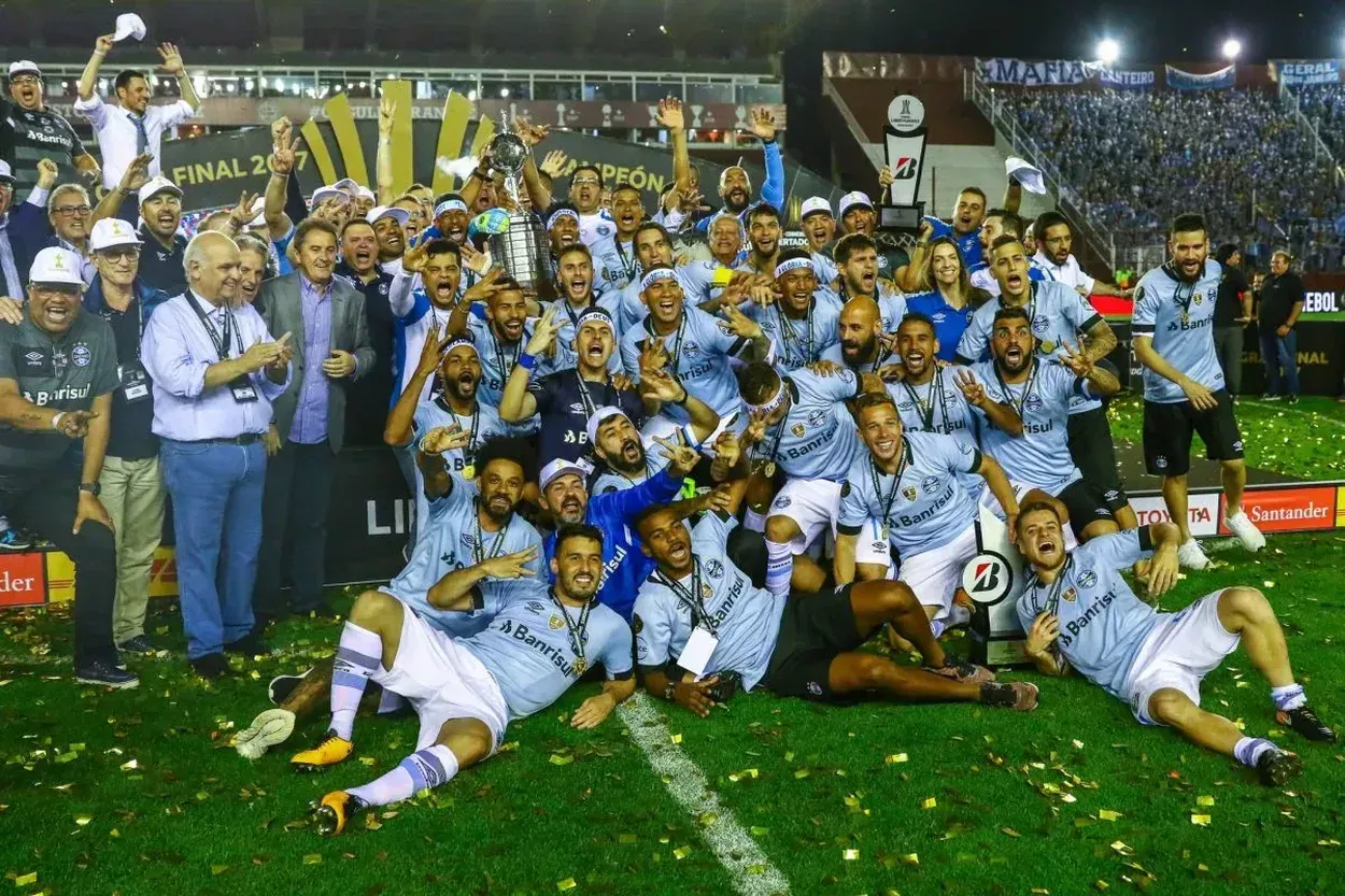 Campeão da Libertadores pelo Grêmio anuncia o fim da carreira: "Em primeira mão" Grêmio de 2017 foi cornetado pelo Inter