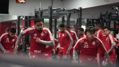 Jogadores do Inter gravam recados para a torcida antes do jogo com o Cruzeiro Inter em campo hoje