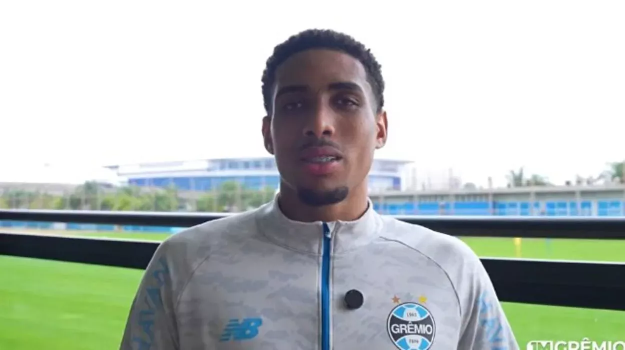 Zagueiro do Grêmio brinca com o frio de Porto Alegre e quer aprender com Kannemann Wallace do Grêmio