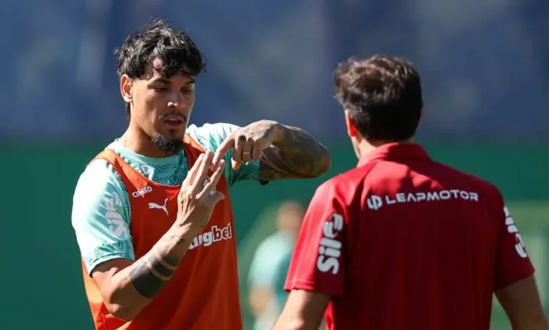 O jogador Gustavo Gómez (à esquerda) e o técnico Abel Ferreira durante treinamento na Academia de Futebol