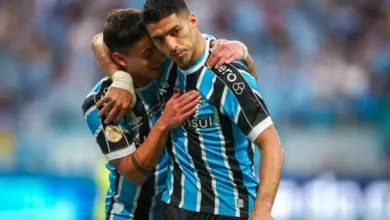 Suárez cobra dívida do Grêmio pela passagem de 2023 e valores não são revelados Suárez gerou preocupação no Grêmio e teve o caso explicado por Renato