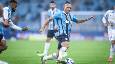 Dirigente do Grêmio reclama de altos salários do elenco; saiba a situação de Braithwaite Grêmio de Braithwaite ficou pelo caminho na Copa do Brasil