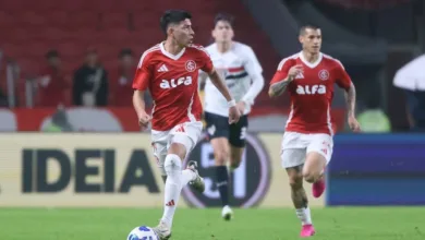 Inter chega a 17 saídas em 2026 e número contrasta com reforços contratados Alan Rodríguez em ação pelo Inter