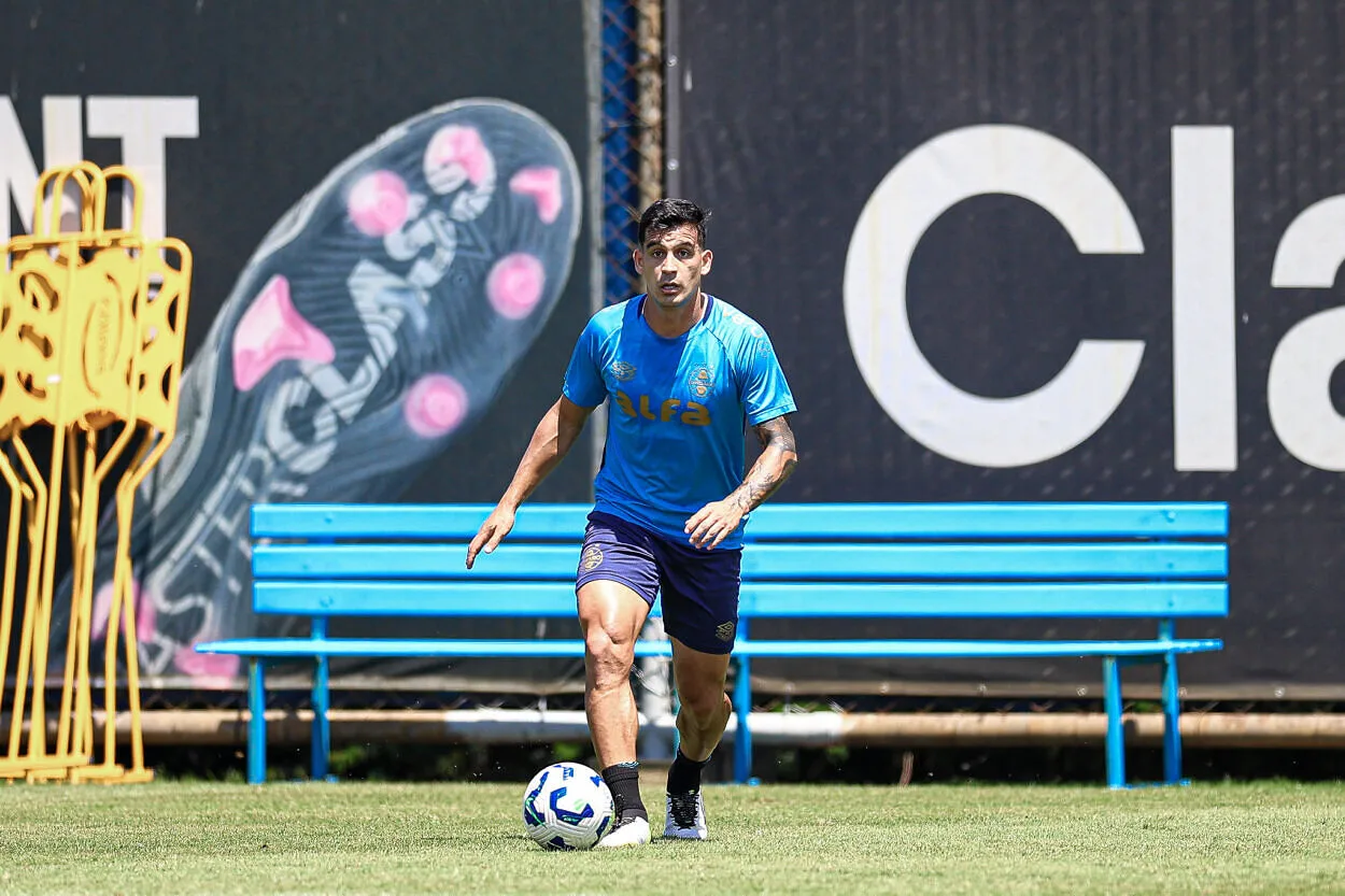 Cristaldo com a camisa do Grêmio