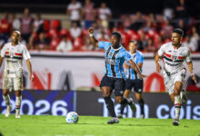 RS - FUTEBOL/CAMPEONATO BRASILEIRO 2025/GREMIO X SAO PAULO - ESPORTES - Lance da partida entre Gremio e Sao Paulo disputada na noite desta quarta-feira, no Estadio do Morumbi, em Sao Paulo partida valida pela Campeonato Brasileiro 2026. FOTO: LUCAS UEBEL/GREMIO FBPA
