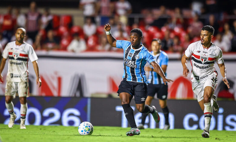 RS - FUTEBOL/CAMPEONATO BRASILEIRO 2025/GREMIO X SAO PAULO - ESPORTES - Lance da partida entre Gremio e Sao Paulo disputada na noite desta quarta-feira, no Estadio do Morumbi, em Sao Paulo partida valida pela Campeonato Brasileiro 2026. FOTO: LUCAS UEBEL/GREMIO FBPA