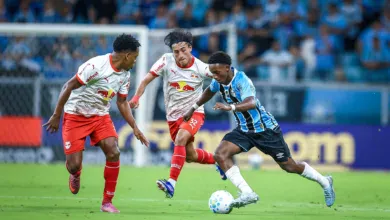 Grêmio tenta quebrar tabu de 34 anos contra o Bragantino e espantar "zika" fora RS - FUTEBOL/CAMPEONATO BRASILEIRO 2026/GREMIO x RB BRAGANTINO - ESPORTES - Lance da partida entre Gremio e RB Bragantino disputada na noite desta quinta-feira, na Arena do Gremio, em partida valida pela Campeonato Brasileiro 2026. FOTO: LUCAS UEBEL/GREMIO FBPA