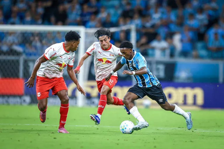 RS - FUTEBOL/CAMPEONATO BRASILEIRO 2026/GREMIO x RB BRAGANTINO - ESPORTES - Lance da partida entre Gremio e RB Bragantino disputada na noite desta quinta-feira, na Arena do Gremio, em partida valida pela Campeonato Brasileiro 2026. FOTO: LUCAS UEBEL/GREMIO FBPA