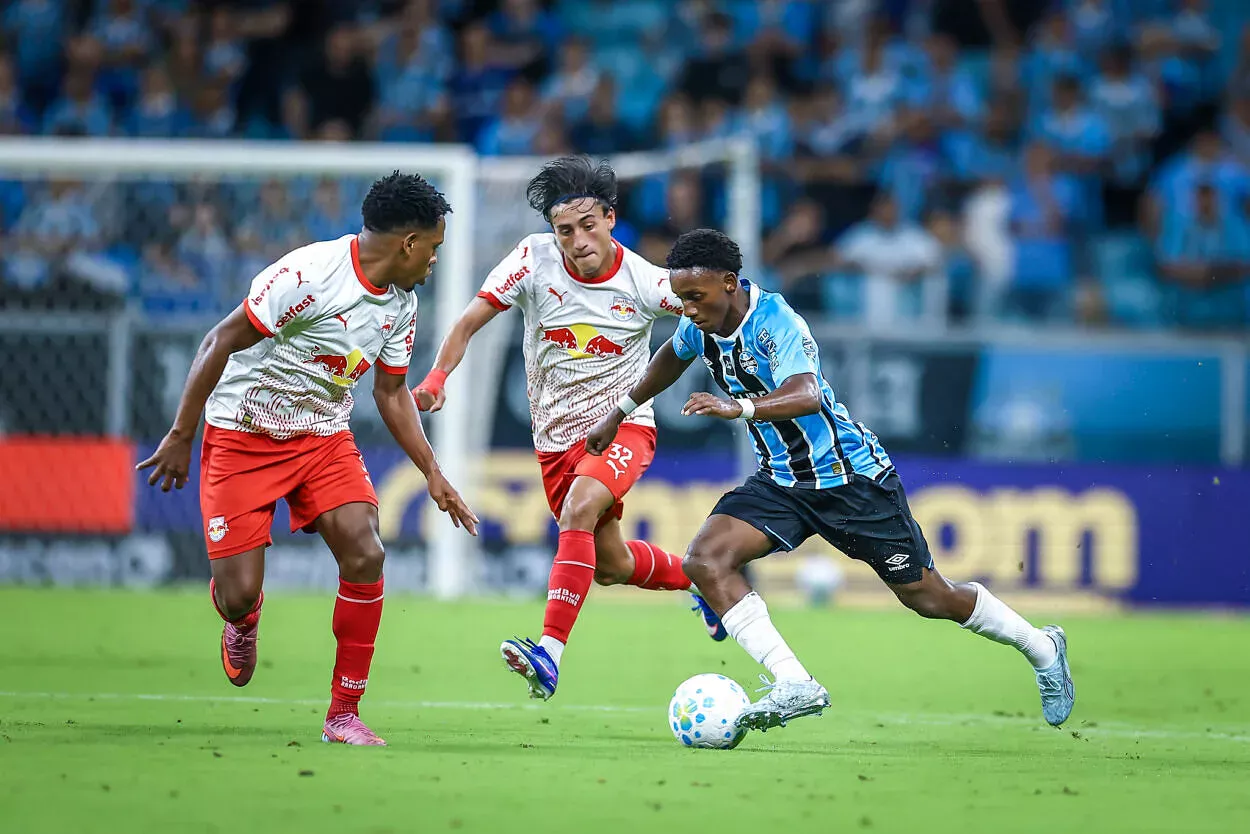 RS - FUTEBOL/CAMPEONATO BRASILEIRO 2026/GREMIO x RB BRAGANTINO - ESPORTES - Lance da partida entre Gremio e RB Bragantino disputada na noite desta quinta-feira, na Arena do Gremio, em partida valida pela Campeonato Brasileiro 2026. FOTO: LUCAS UEBEL/GREMIO FBPA