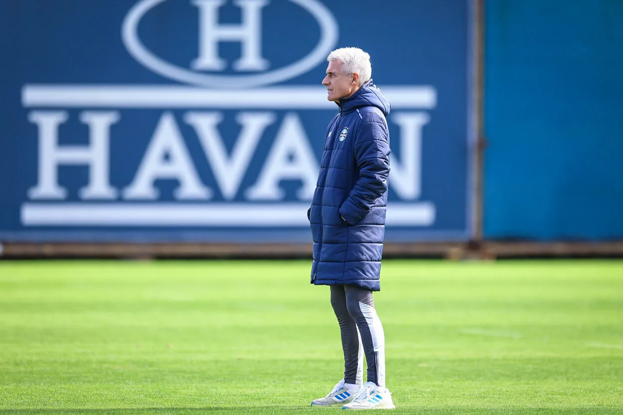 Pressionado, Luís Castro relaciona 24 jogadores antes de Mirassol x Grêmio Luís Castro pelo Grêmio