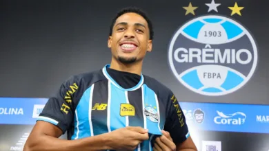 Novo titular? Wallace se emociona com estreia no Grêmio: "Guardar para sempre" RS - EVENTOS - 02/07/2026 - Apresentação Wallace - FOTO: ANGELO PIERETTI/GRÊMIO FBPA