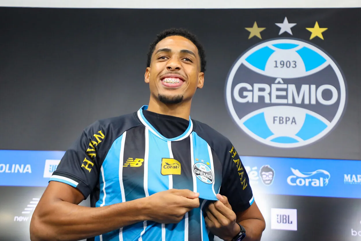 Novo titular? Wallace se emociona com estreia no Grêmio: "Guardar para sempre" RS - EVENTOS - 02/07/2026 - Apresentação Wallace - FOTO: ANGELO PIERETTI/GRÊMIO FBPA