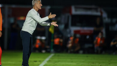 "Falta de respeito": Luís Castro desabafa sobre suposta multa contratual no Grêmio Luís Castro no Grêmio