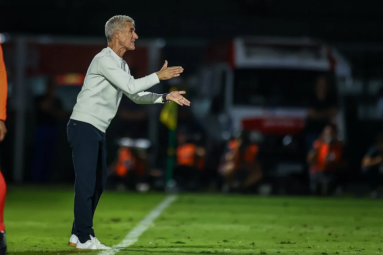"Falta de respeito": Luís Castro desabafa sobre suposta multa contratual no Grêmio Luís Castro no Grêmio
