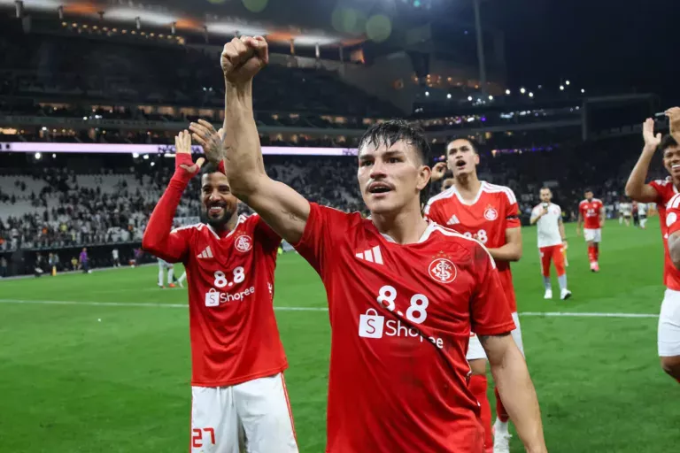 Bernabei marca mais um gol contra o Corinthians e ajuda na classificação do Inter às quartas de final da Copa do Brasil