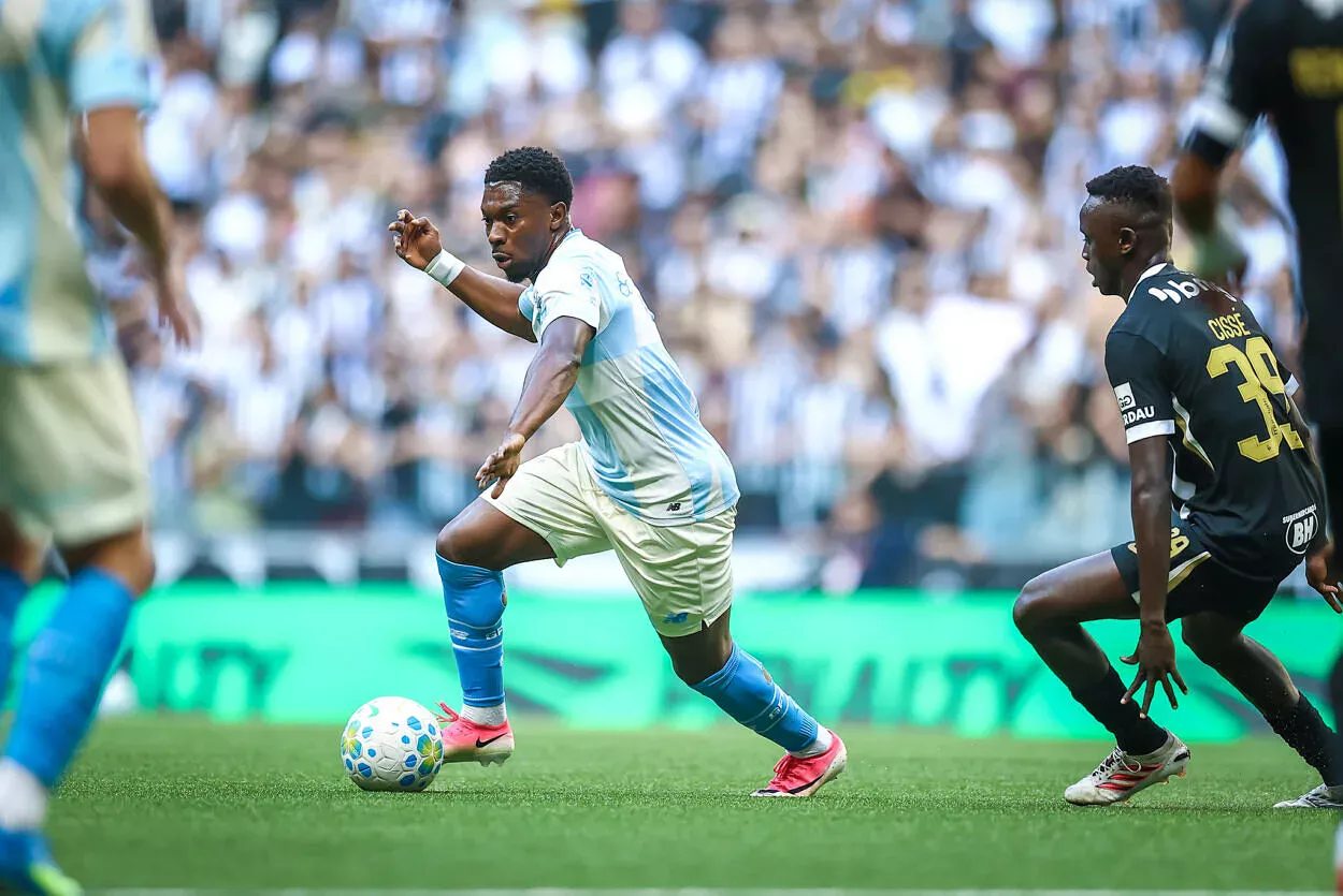 RS - FUTEBOL/CAMPEONATO BRASILEIRO 2026/GREMIO X ATLETICO-MG - ESPORTES - Lance da partida entre Gremio e Atletico-MG disputada na tarde deste domingo, na Arena MRV, em Belo Horizonte, valida pela Campeonato Brasileiro 2026. FOTO: LUCAS UEBEL/GREMIO FBPA
