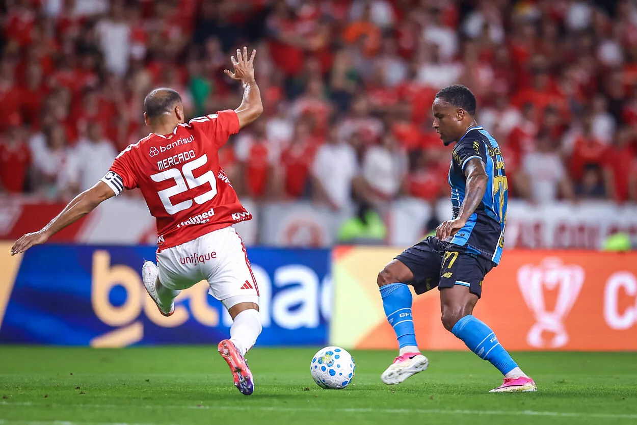 RS - FUTEBOL/COPA DO BRASIL 2026 /GRENAL 453 - ESPORTES - Lance da partida entre Gremio e Internacional disputada na noite desta quinta-feira, no Estádio Beira-Rio, valida pelas quartas de final da Copa do Brasil 2026. FOTO: LUCAS UEBEL/GREMIO FBPA