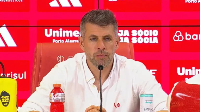 Paulo Pezzolano, técnico de outro clube