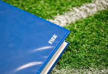 Livro da FIFA em um gramado de futebol