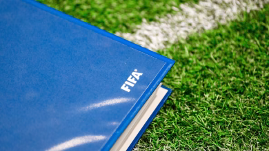 Livro da FIFA em um gramado de futebol