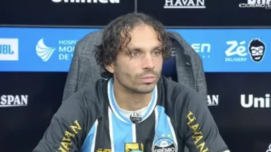 Krovinović ganha camisa que era de Arthur e revela papo com ex-atacante do Grêmio Filip Krovinović