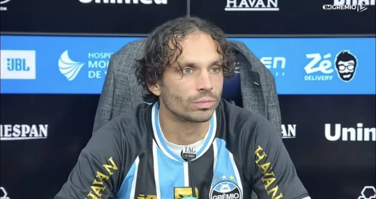 Krovinović ganha camisa que era de Arthur e revela papo com ex-atacante do Grêmio Filip Krovinović