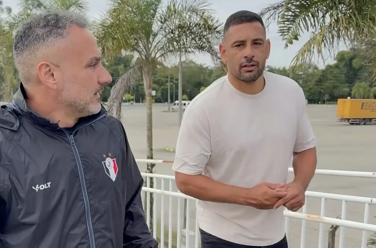 Cena curiosa viraliza na apresentação de Diego Souza como treinador do Joinville Diego Souza Grêmio