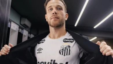 Arthur recebe terno de ex-jogador ao fechar com o Santos: "Muita vontade de jogar" Arthur ex-Grêmio