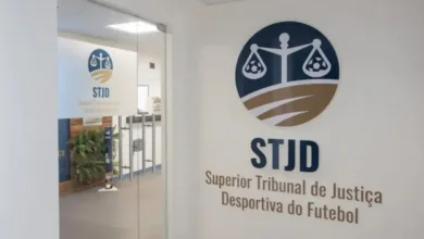 STJD mantém punição de Victor Gabriel, mas Inter ganha alternativa Inter sendo julgado no STJD