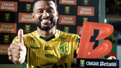 Reinaldo nega mágoa e se manifesta antes de Grêmio x Mirassol na Arena Reinaldo, jogador do Mirassol recebe o troféu "Craque do jogo" após fazer dois gols contra o Grêmio.