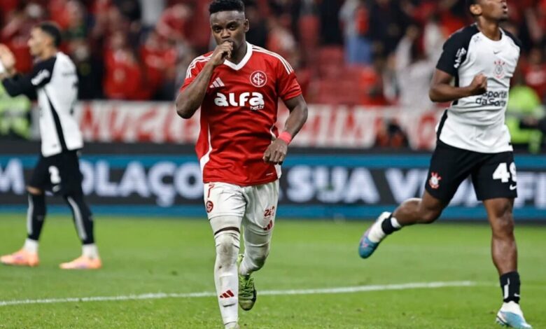 Carbonero (7), jogador do Internacional comemora gol marcado durante partida contra o Corinthians, válida pela 26ª rodada do Campeonato Brasileiro 2025. FOTO: Roberto Vinícius/Agafoto/Gazeta Press - Direitos reservados - Proibida a reprodução.