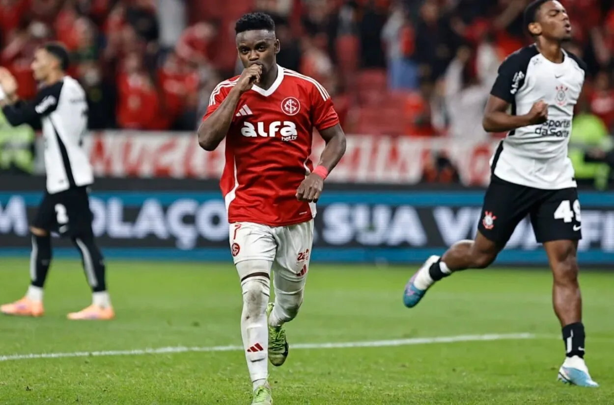 Árbitro volta ao Beira-Rio após atrito com dirigente do Inter e polêmica em jogo do Grêmio Carbonero (7), jogador do Internacional comemora gol marcado durante partida contra o Corinthians, válida pela 26ª rodada do Campeonato Brasileiro 2025. FOTO: Roberto Vinícius/Agafoto/Gazeta Press - Direitos reservados - Proibida a reprodução.