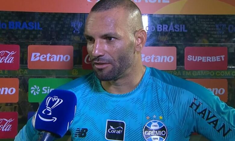 Weverton goleiro do Grêmio concede entrevista