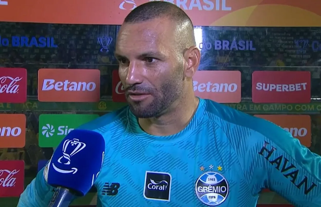 Weverton admite incômodo no Grêmio e avisa: “Clube vive de vitórias” Weverton goleiro do Grêmio concede entrevista