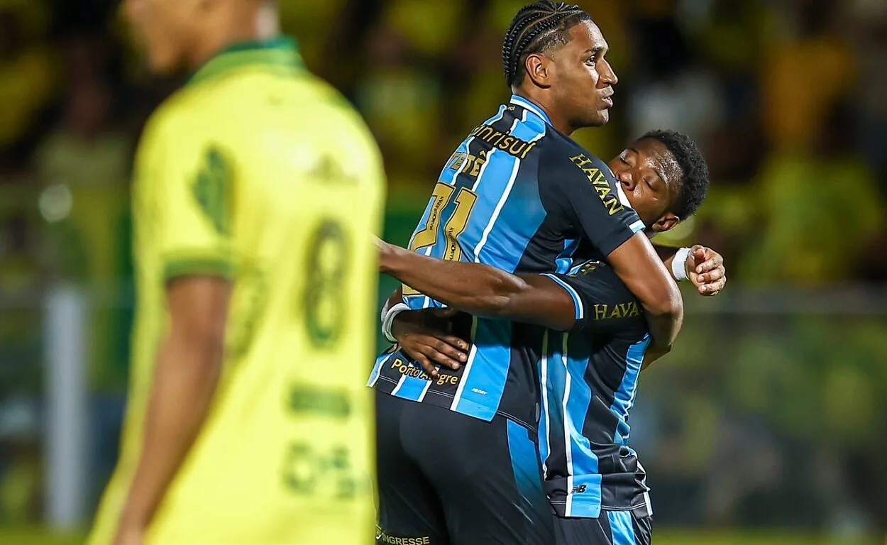 Grêmio reage com Amuzu, empata com o Mirassol e decide vaga na Arena RS - FUTEBOL/COPA DO BRASIL 2025 /GREMIO X MIRASSOL - ESPORTES - Lance da partida entre Gremio e Mirassol disputada na noite deste domingo, no Estádio Maiao, em Mirassol, valida pela da Copa do Brasil 2026. FOTO: LUCAS UEBEL/GREMIO FBPA