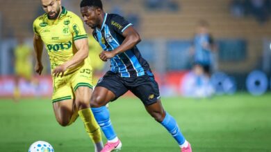 Amuzu decide pelo Grêmio, mas revela silêncio da direção sobre renovação Amuzu
