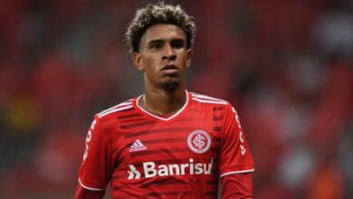Ex-Inter acerta bolada no rosto de árbitra mundialista e pode ser investigado Paulo Victo foi jogador do Inter em 2021