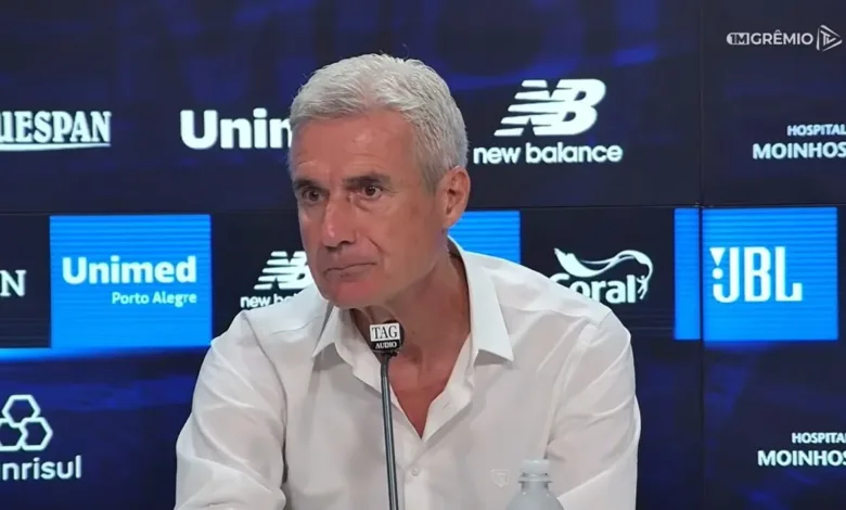 Luís Castro em entrevista coletiva na Arena