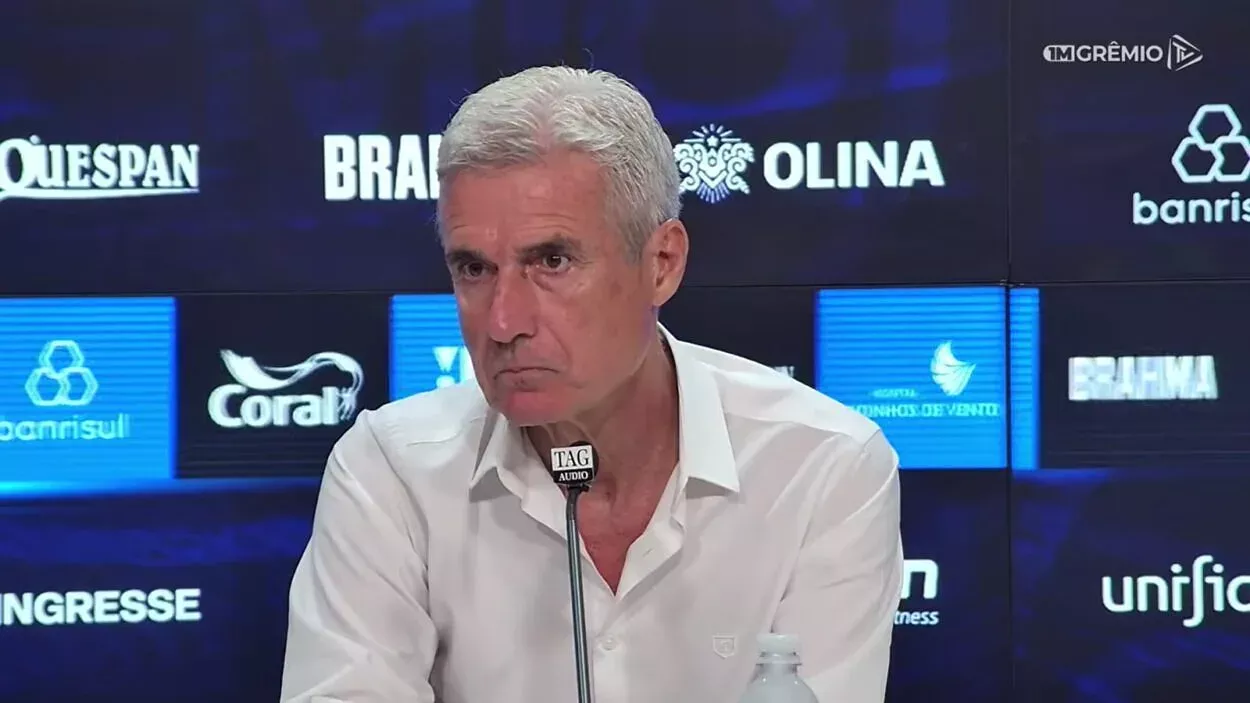 Luís Castro em entrevista coletiva na Arena