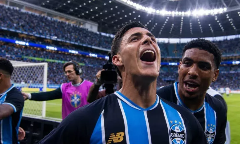 Pavón muda de cenário no Grêmio e um dado chama atenção no Brasileirão Pavón, comemora seu gol com a camisa do Grêmio