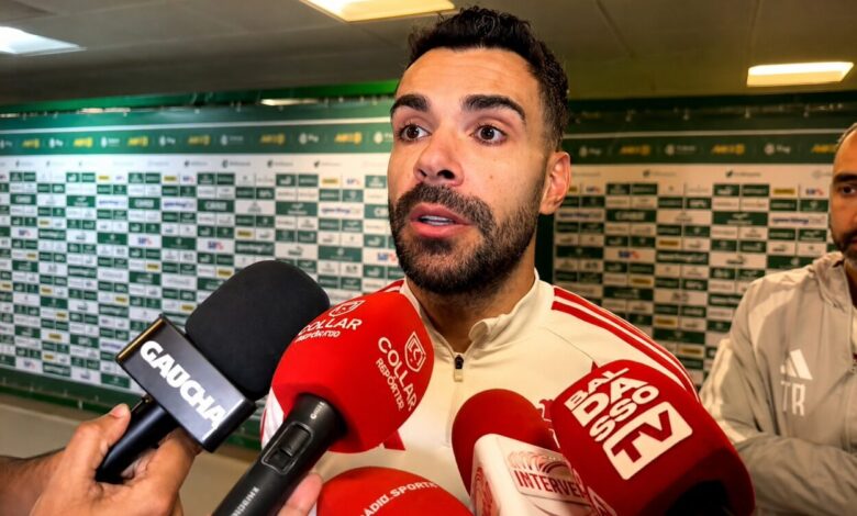 Bruno Henrique, jogador do Inter dando entrevista após empate com Palmeiras
