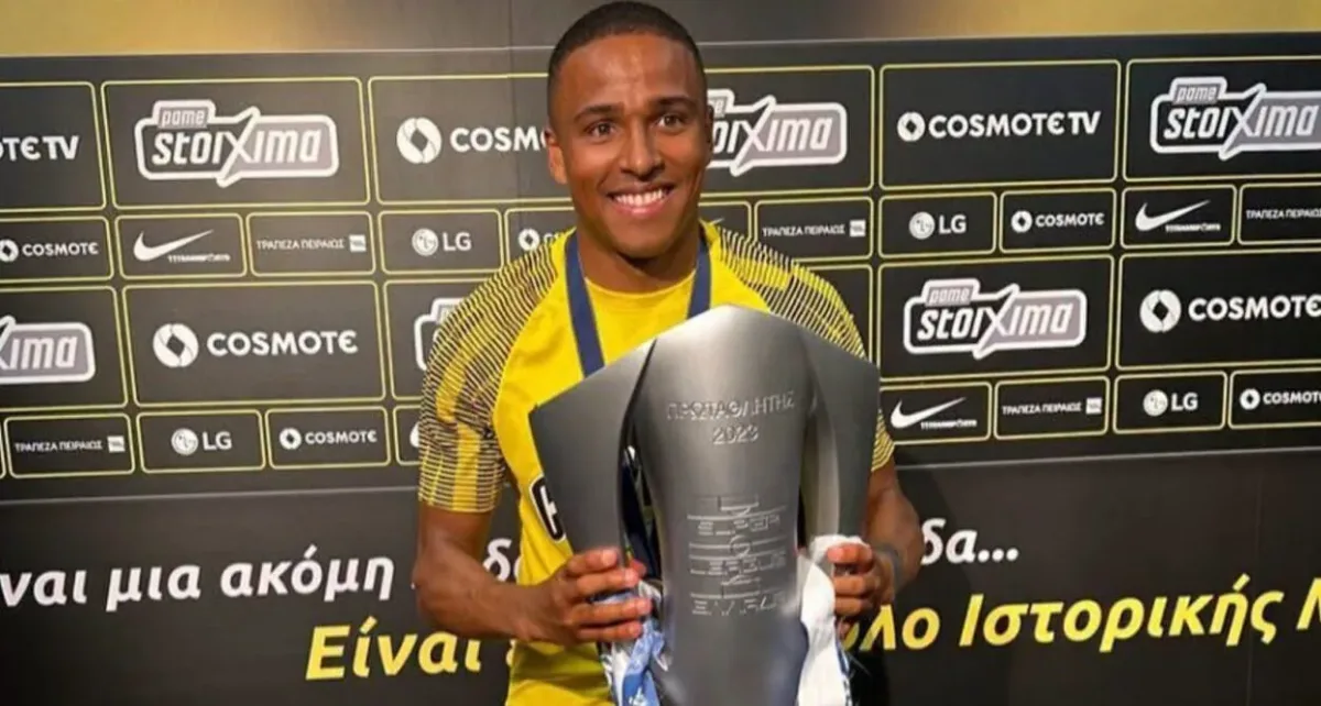 Niclas Eliasson segurando troféu em maio de 2023